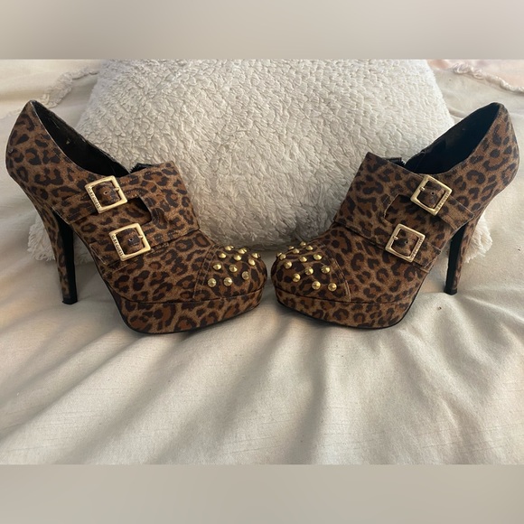 Guess Leopard/Cheetah Print Bootie Heels w/Gold Spikes - Picture 9 of 9